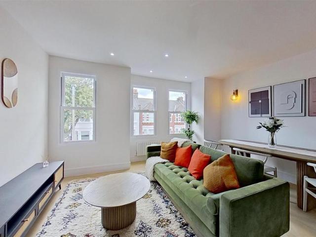 Flat for sale in Earlsfield, Greater London