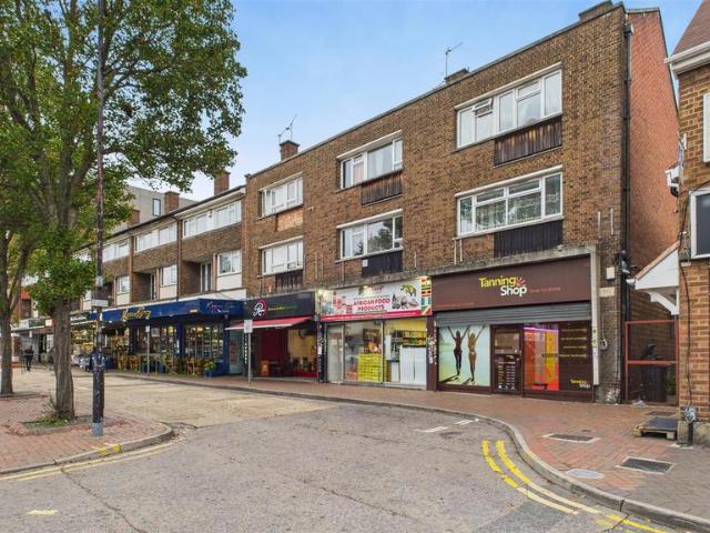 Flat for sale in Broxbourne, Hertfordshire