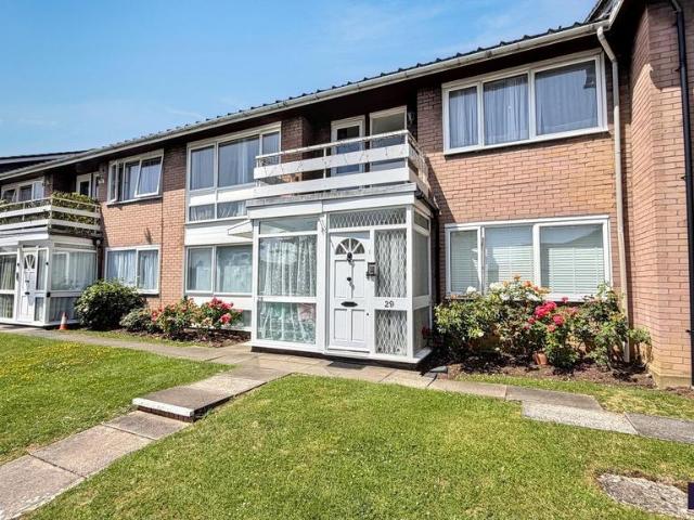 Flat for sale in Little Stanmore, Greater London