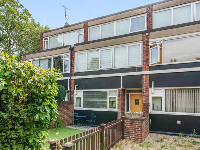 Flat for sale in Northwood, Greater London