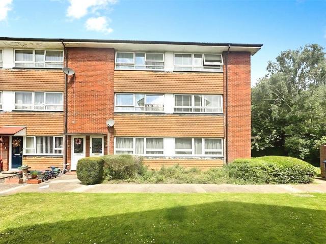 Flat for sale in Row Town, Surrey