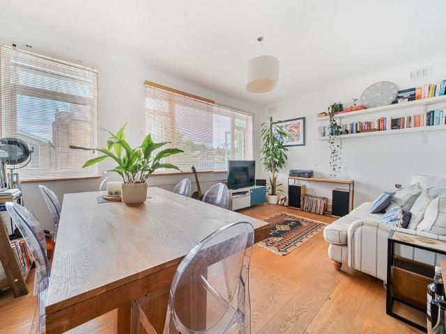 Flat for sale in Bellenden, Greater London