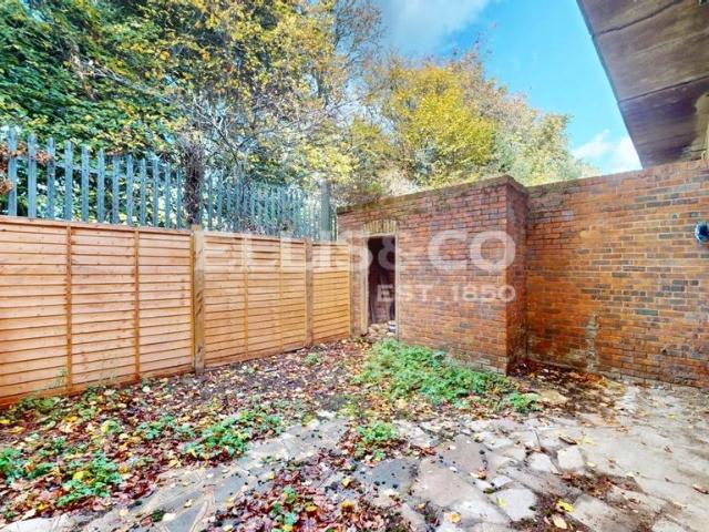 Flat for sale in London Borough of Ealing, Greater London