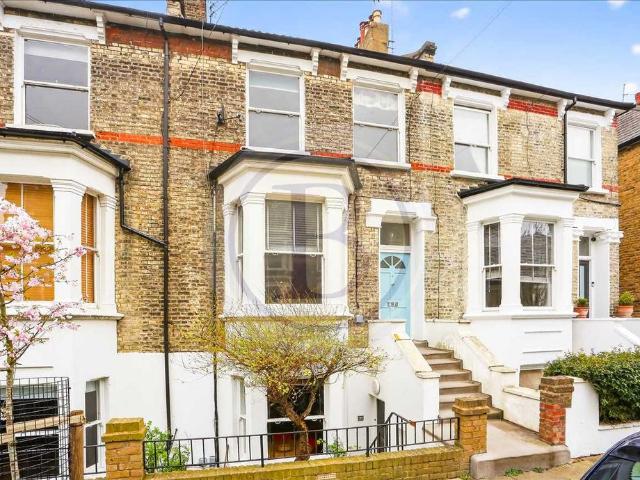 Flat for sale in Archway, Greater London