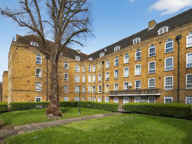 Flat for sale in South Hackney, Greater London