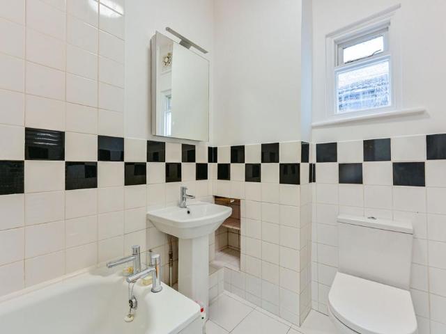 Flat for sale in Fulham, Greater London