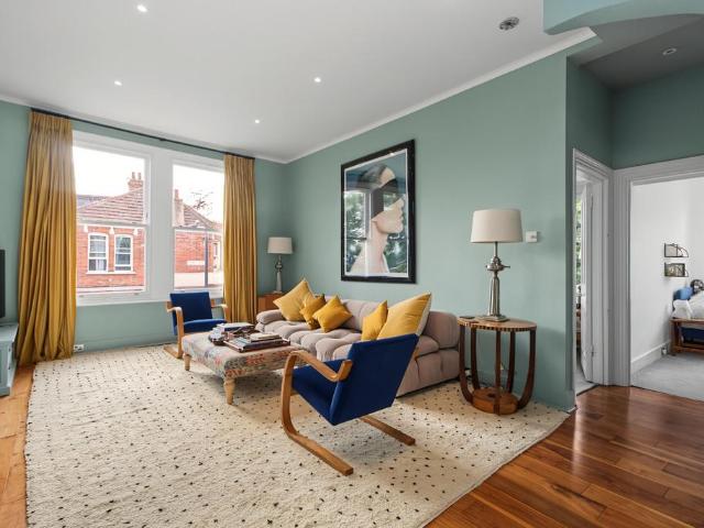 Flat for sale in Brondesbury, Greater London
