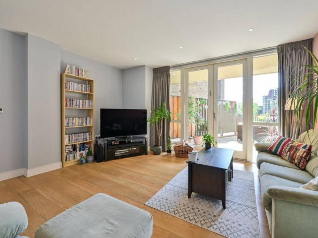 Flat for sale in Walworth, Greater London