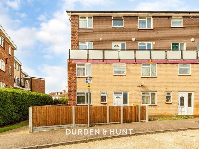 Flat for sale in Hornchurch, Greater London