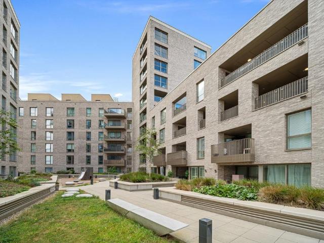 Flat for sale in East Greenwich, Greater London