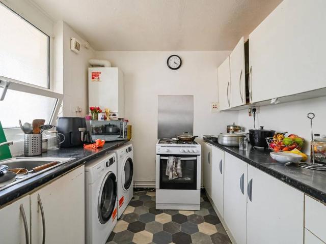 Flat for sale in Canary Wharf, Greater London