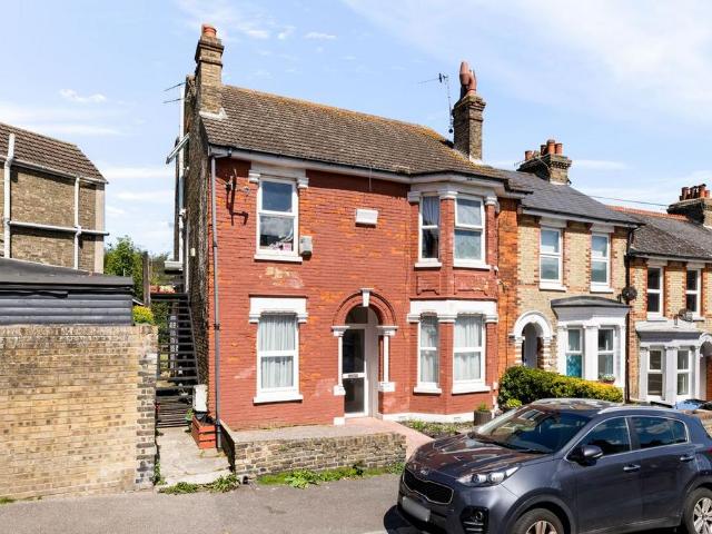 Flat for sale in Elms Vale, Ash