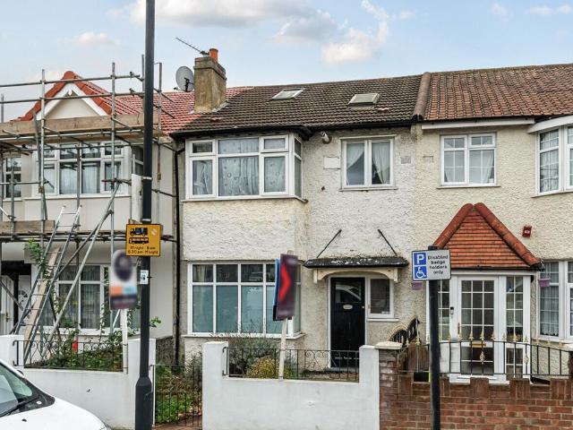 Flat for sale in Streatham, Greater London