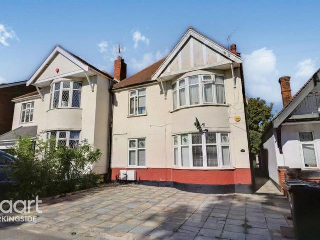Flat for sale in Chigwell, Grange Hill