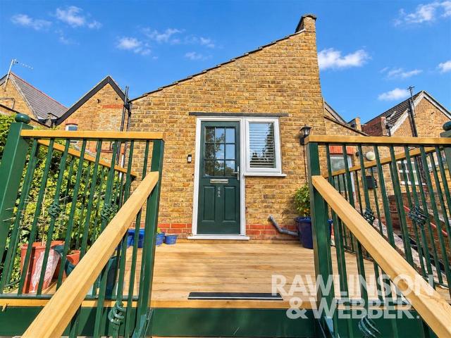 Flat for sale in East Molesey, Elmbridge