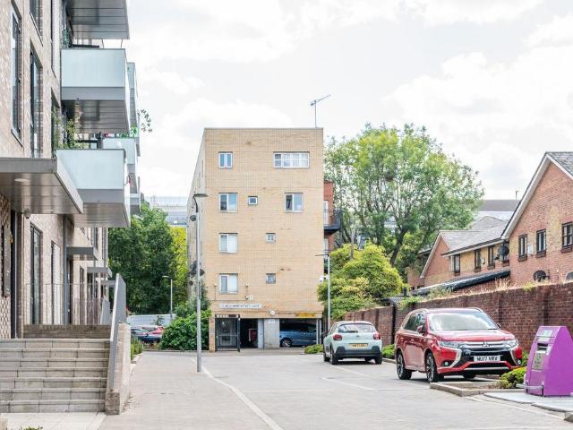 Flat for sale in Aberfeldy Village, Blackwall