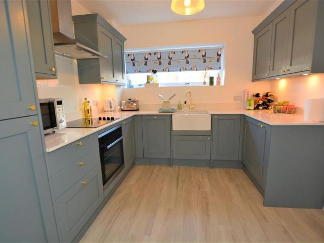 Flat for sale in Beaconsfield, Knotty Green