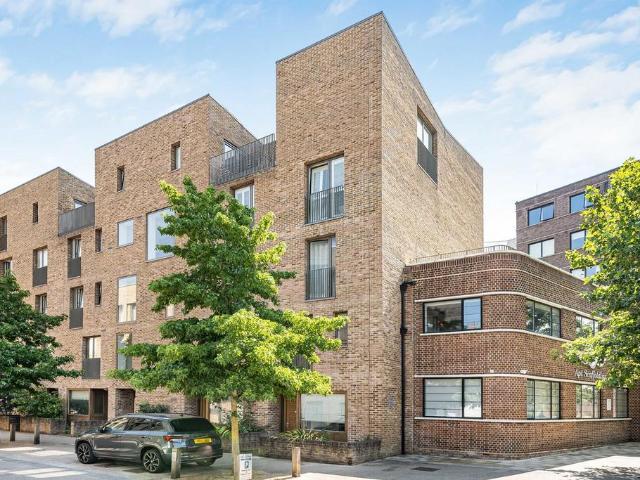 Flat for sale in London Borough of Hounslow, Greater London