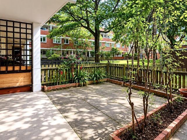 Flat for sale in Battersea, Greater London