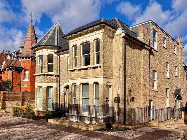 Flat for sale in London Borough of Ealing, Greater London