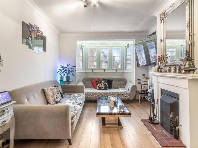 Flat for sale in Fretherne, Hertfordshire