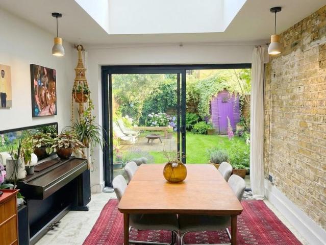 Flat for sale in Shepherd's Bush, Greater London