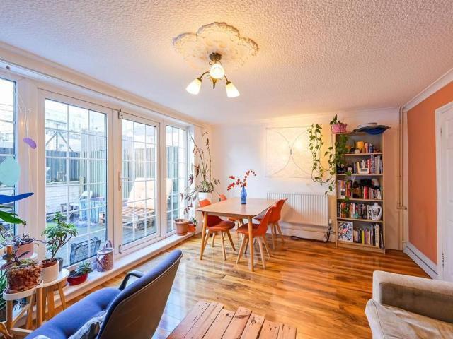 Flat for sale in Bromley-by-Bow, Poplar Grove