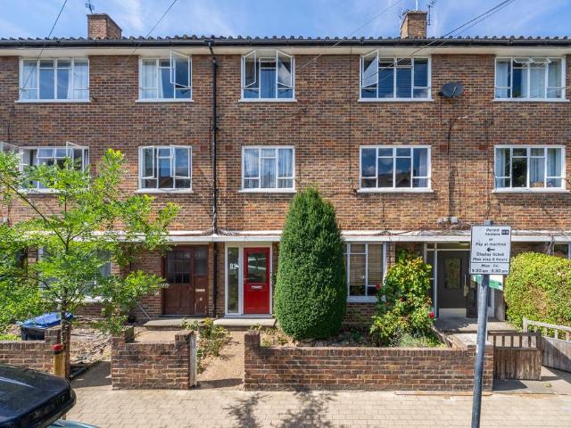 Flat for sale in London Borough of Wandsworth, Greater London