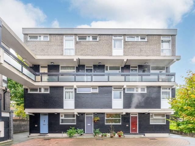 Flat for sale in Battersea, Greater London