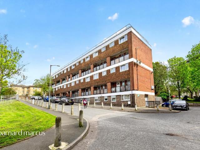 Flat for sale in Roehampton, Greater London