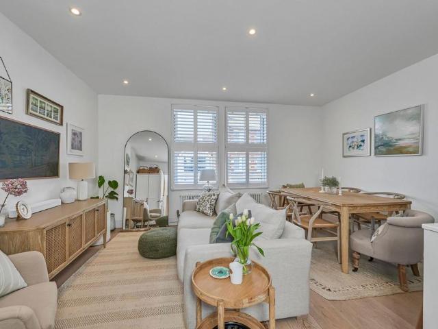 Flat for sale in Mortlake, Greater London