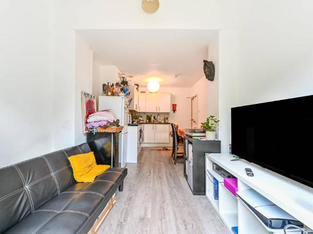 Flat for sale in Kentish Town, Greater London