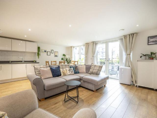 Flat for sale in Stratford Marsh, Greater London