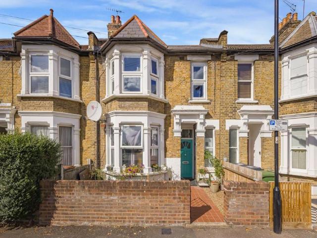 Flat for sale in London Borough of Waltham Forest, Greater London
