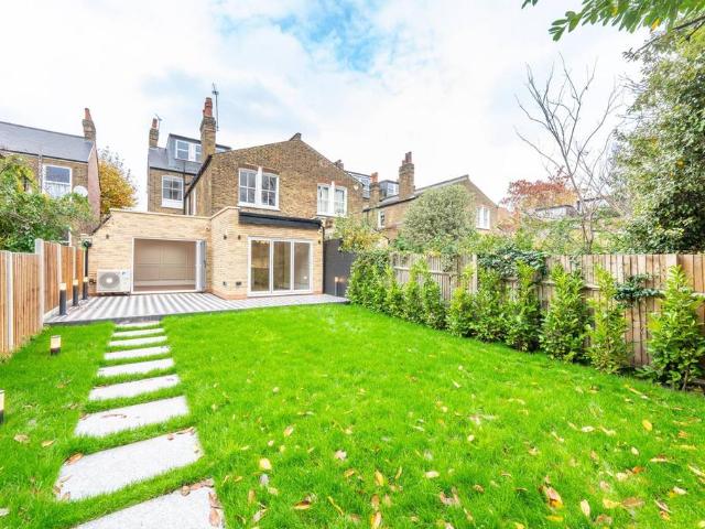 Flat for sale in Brondesbury, Greater London