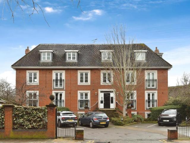 Flat for sale in London Borough of Hounslow, Greater London