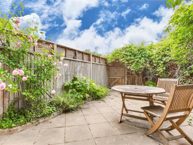 Flat for sale in Battersea, Greater London