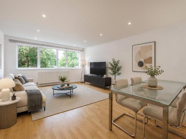 Flat for sale in North Kensington, Greater London