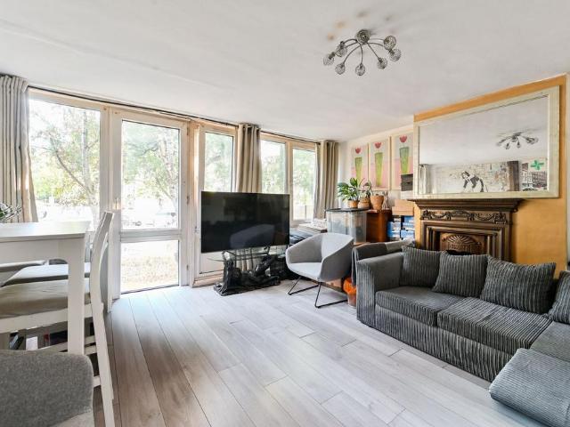 Flat for sale in Roehampton, Greater London