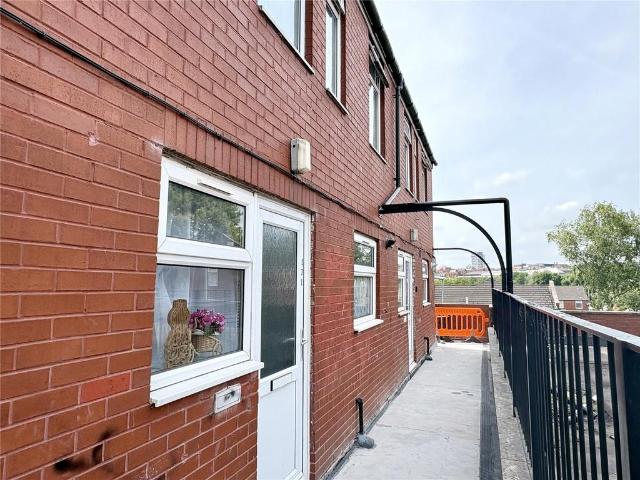 Flat for sale in Glodwick, Pendock