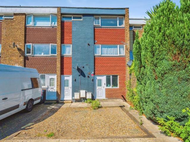 Flat for sale in Highfield, Pouchen End