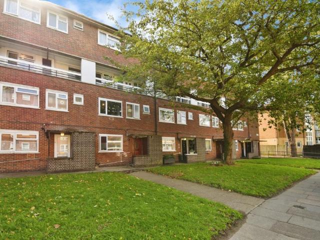 Flat for sale in Charlton Riverside, Greater London