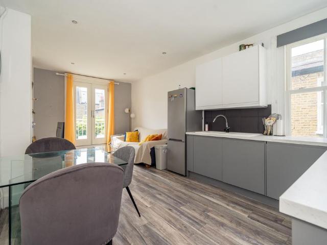 Flat for sale in West Kensington, Greater London