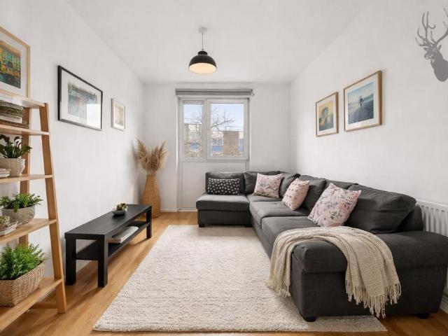 Flat for sale in Mile End, Greater London
