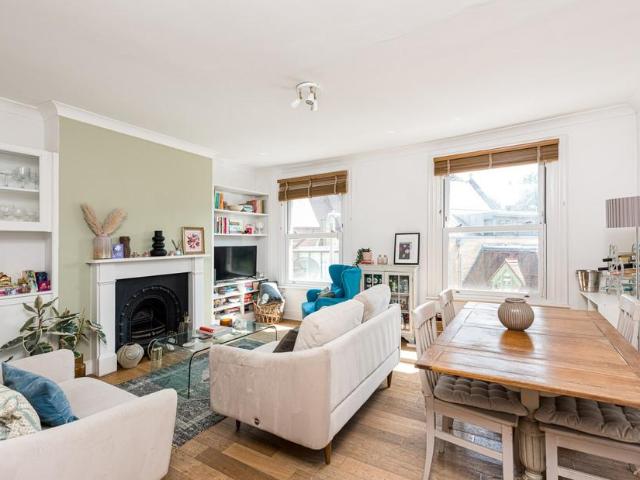 Flat for sale in Clapham Junction, Greater London