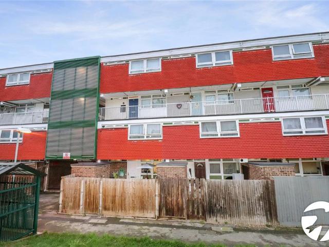 Flat for sale in Lessness Heath, Greater London
