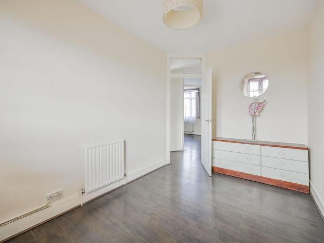 Flat for sale in Chapel End, Highams Park