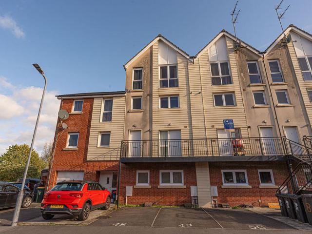 Flat for sale in Pillgwenlly, Wales