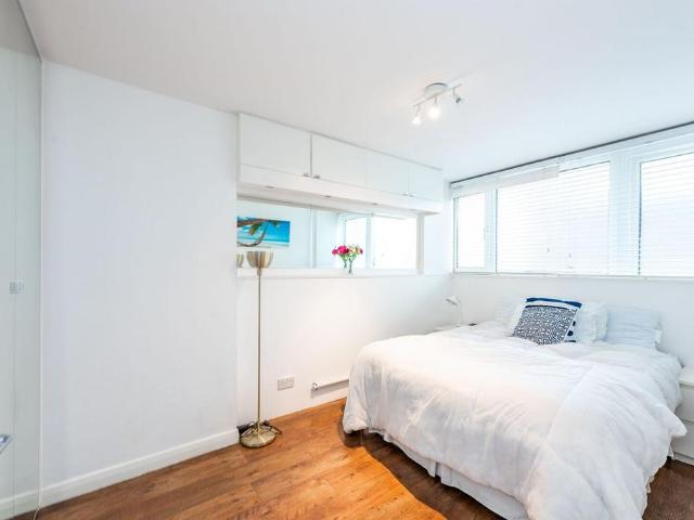 Flat for sale in Earl's Court, Greater London