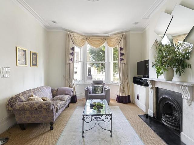 Flat for sale in Shepherd's Bush, Greater London